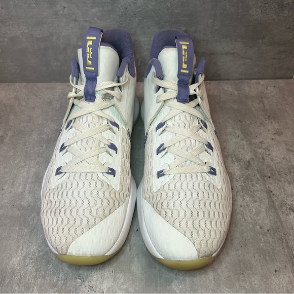Nike Lebron Witness 5 Basketball Shoes CQ9380-102 Mens sz 11.5 - white/purple - Picture 2 of 7